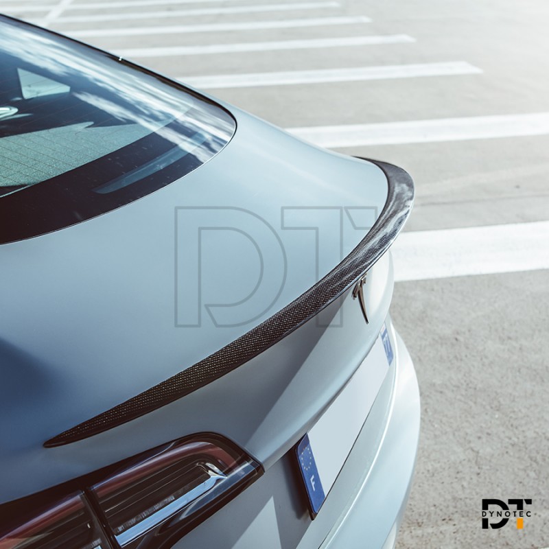 Tesla Model 3 grise équipée d'un spoiler carbone