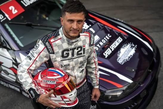 Mathias Locatelli, champion de France de drift, devant sa voiture aux couleurs de DynoTec